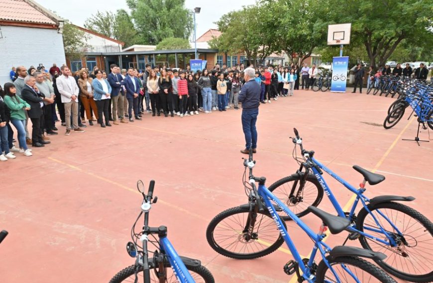 El Gobernador Claudio Poggi realizó la entrega de TuBi a los alumnos de la escuela técnica de Candelaria
