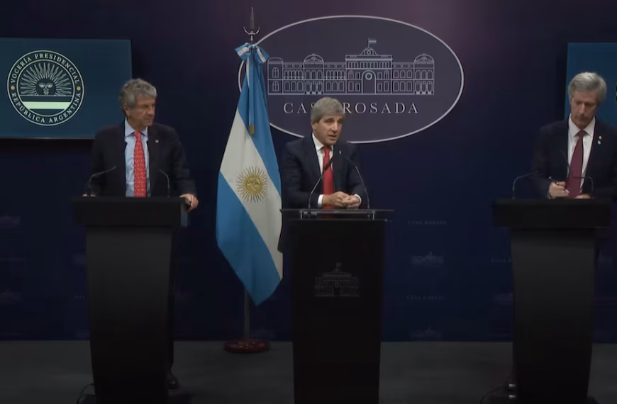 Dólares en el colchón: el Gobierno anunció la reducción de controles a los consumos, ahorros y gastos