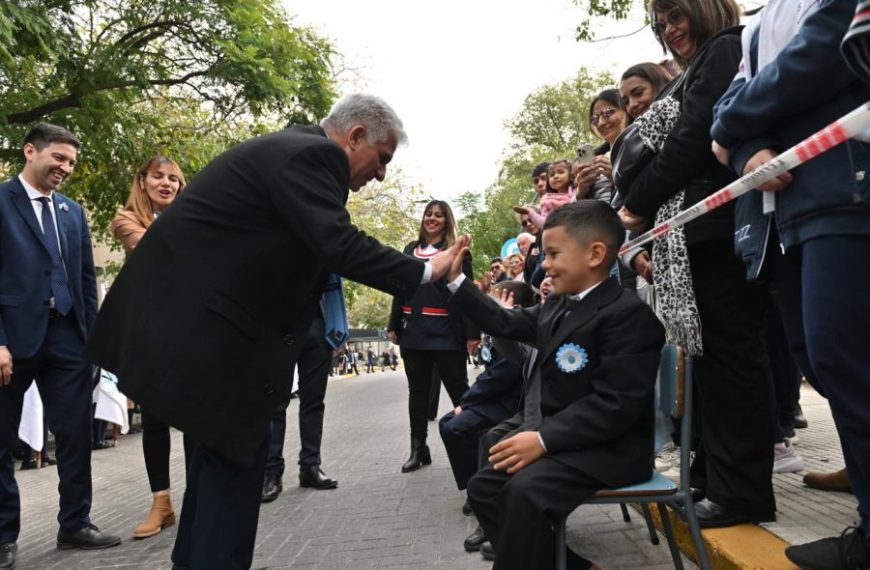 Los niños fueron los protagonistas del colorido desfile por los 215 años de la Gesta de Mayo