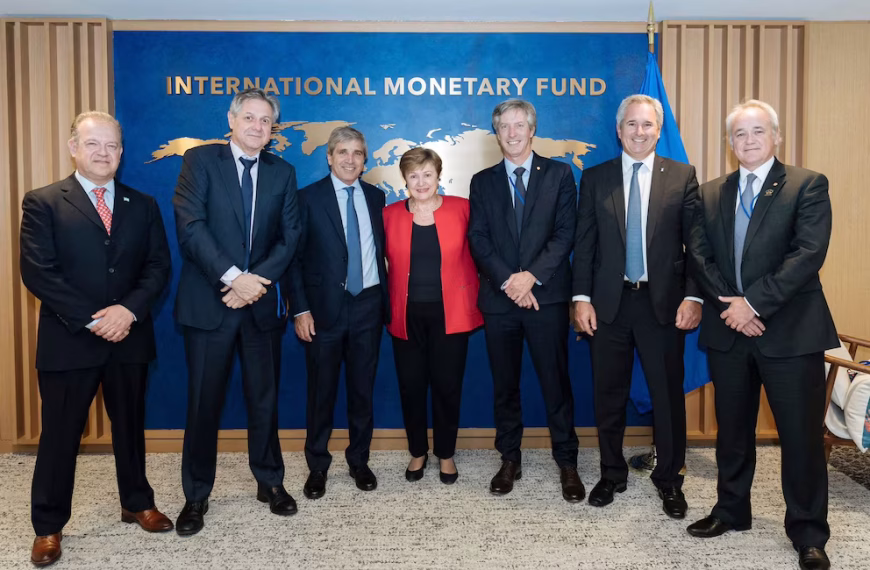El FMI confirmó que llega una misión este martes para evaluar las metas del acuerdo