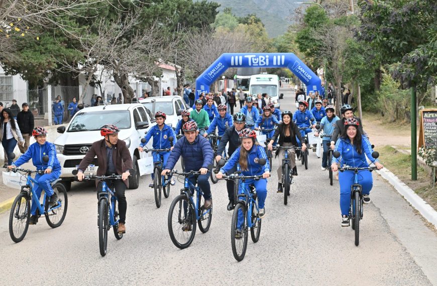 El Gobernador Poggi realizó la entrega de las bicicletas del Plan TuBi a estudiantes de Cortaderas