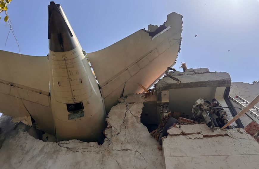 Un avión de Air India con 242 pasajeros hacia Londres se estrelló poco después de despegar: hay un sobreviviente