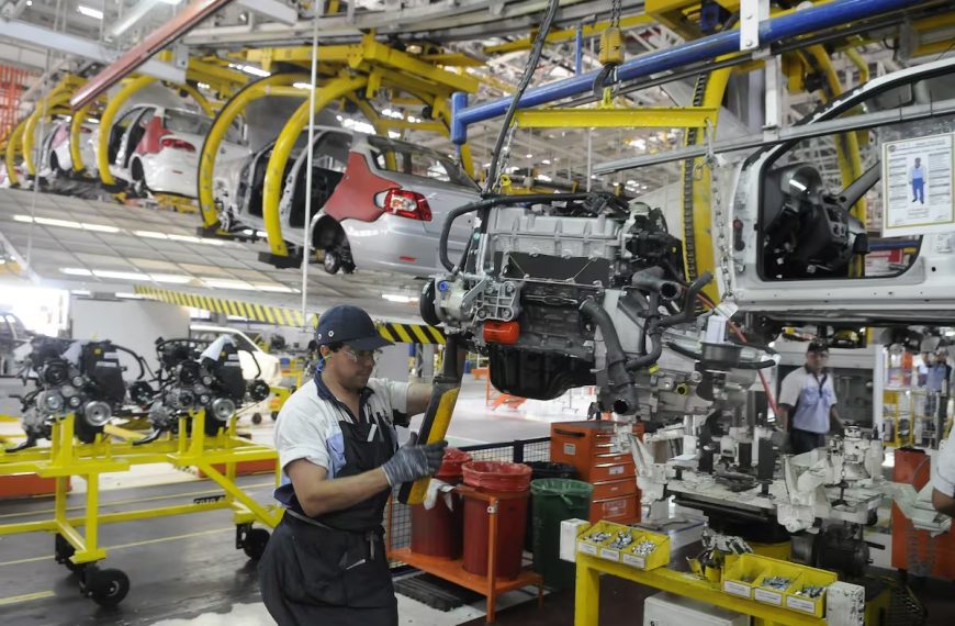 La industria creció 2,2% en mayo, pero la construcción cayó 2,2%