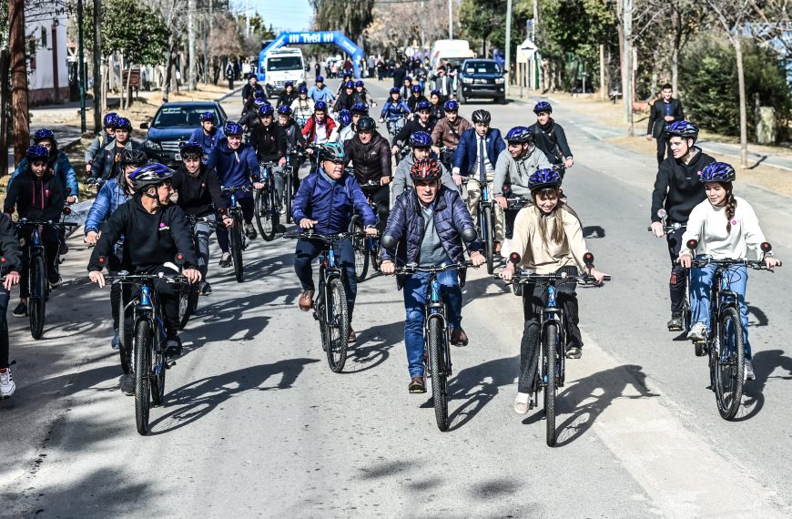 Más de 40 TuBi fueron entregadas a estudiantes de Carpintería
