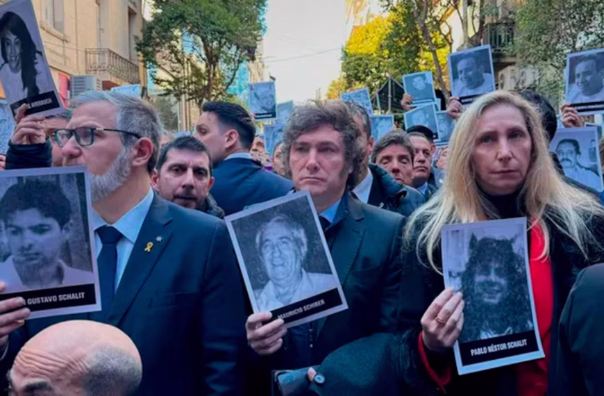 Javier Milei y sus ministros participan del acto por un nuevo aniversario del atentado a la AMIA