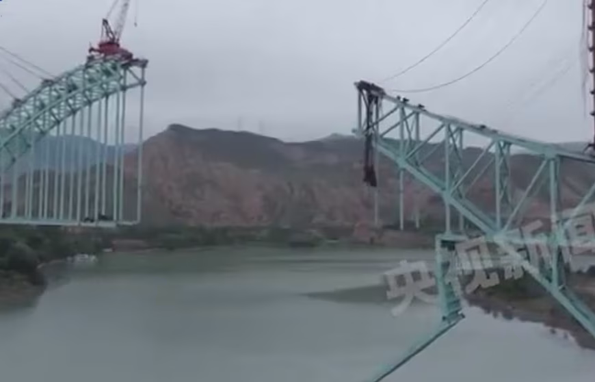 Al menos 12 muertos y varios desaparecidos por el derrumbe de un puente en obras en China