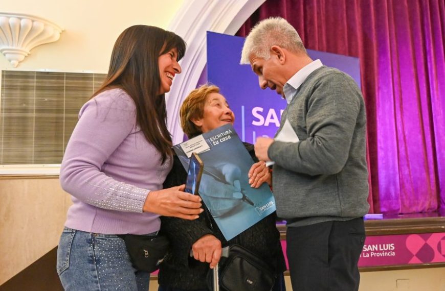 El Gobernador entregó 75 escrituras a vecinos de los departamentos Pedernera y Dupuy