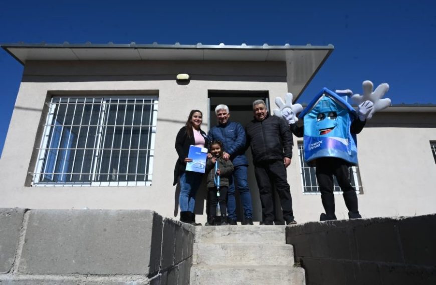 Ocho familias de Las Lagunas recibieron su casa