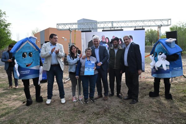 Una llave, mil sueños: el gobernador entregó una vivienda en Saladillo