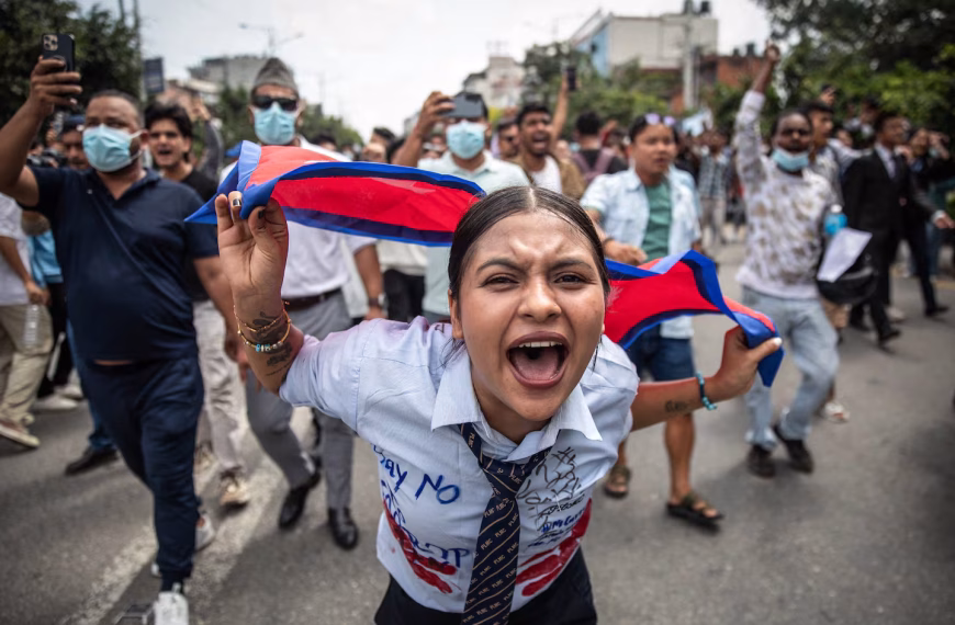 El primer ministro de Nepal renunció en medio de protestas: incendiaron el Parlamento y hay 19 muertos