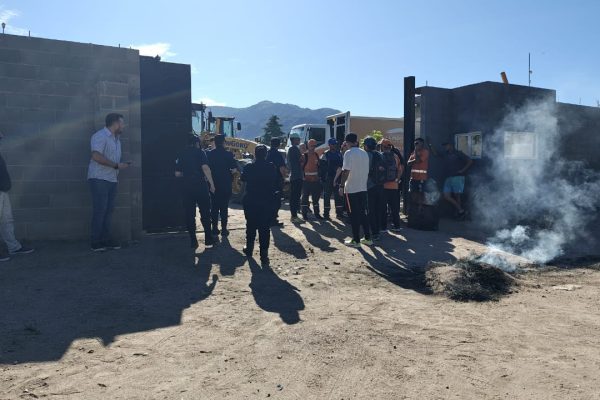 Con una violenta quema de cubiertas, ATE impide la salida de la flota municipal obstaculizando la provinsión de los servicios