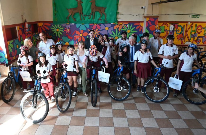 20 alumnos del Instituto Stoikheia recibieron sus TuBi
