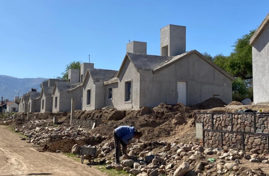 Construcción de viviendas en la Villa de Merlo entra en su fase final