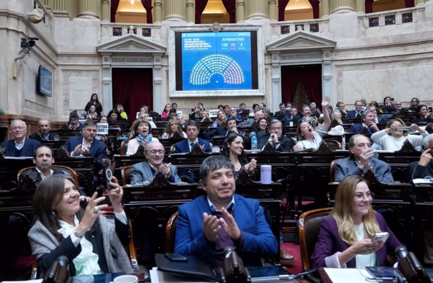 Promulgaron las leyes de emergencia pediátrica y financiamiento universitario, pero postergaron su aplicación