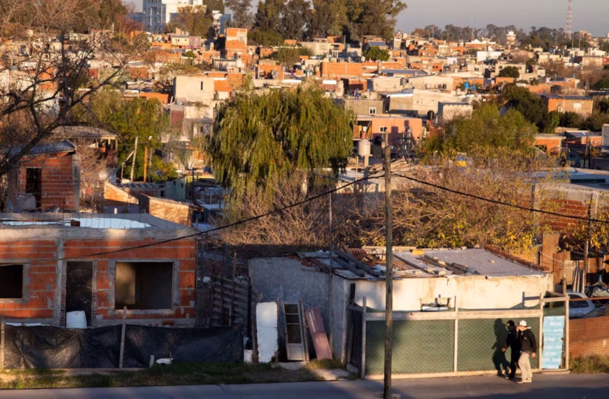 Casi la mitad de los hogares del país no accede a los servicios de gas, agua o cloacas, según el Indec