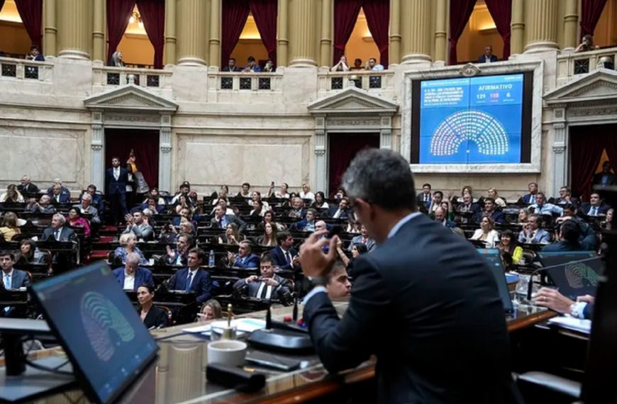 Senado: la oposición logró avanzar con la ley que limita los DNU y el debate pasará al recinto