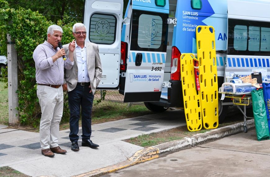 Poggi entregó una ambulancia al Centro de Salud Nº98 de Navia que fortalece el sistema sanitario