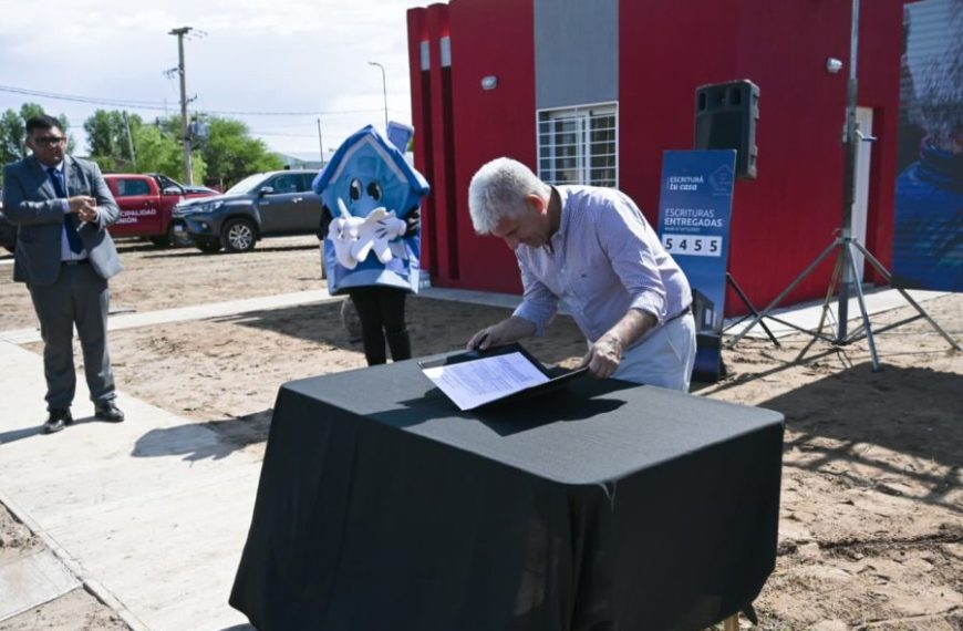 El Gobernador entregó escrituras a 12 familias y firmó el llamado a licitación para renovar la ruta 3