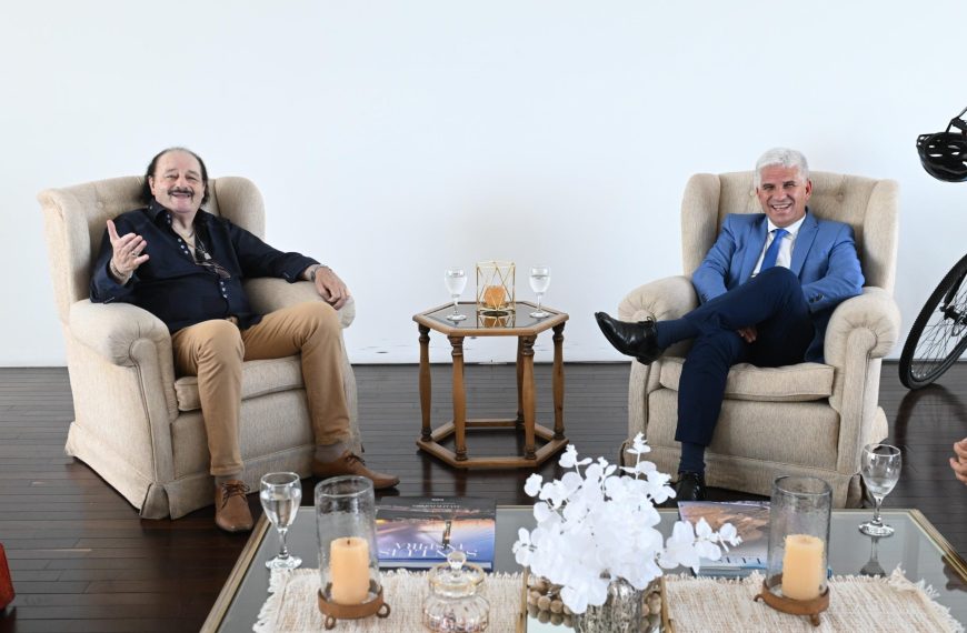 El Gobernador recibió al mítico cantante Alcides