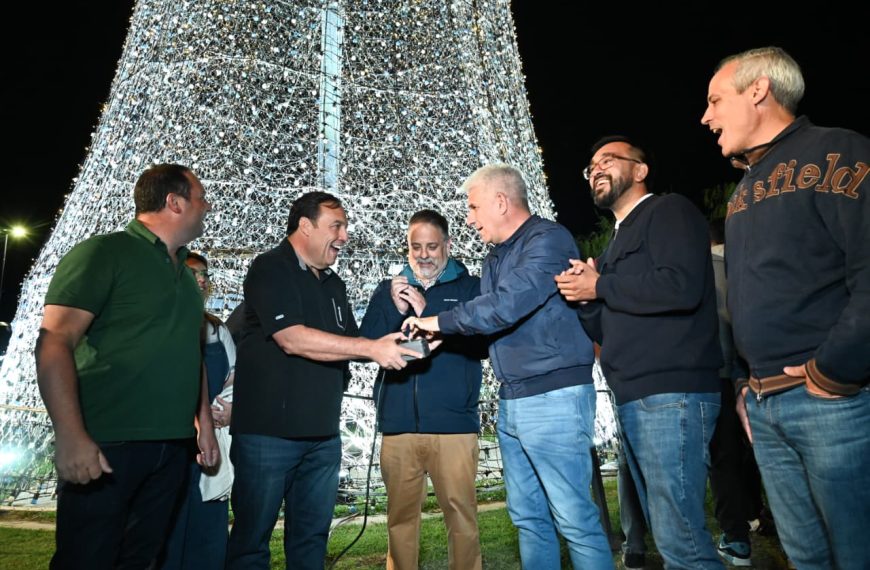 Con el acompañamiento del Gobernador, Juana Koslay encendió el ‘Árbol de tus Sueños’