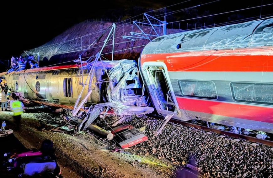 Dos trenes de alta velocidad descarrilaron en España y hay al menos 39 muertos