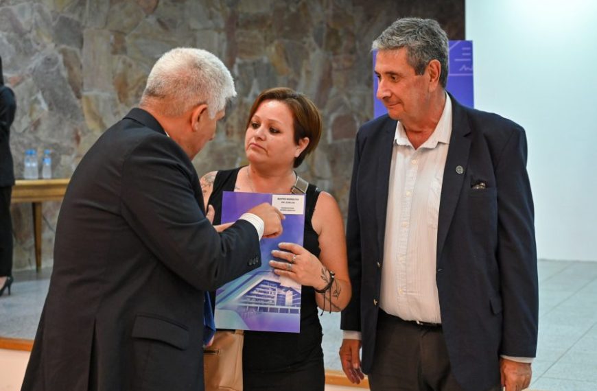 Familias de San Luis y La Punta recibieron los títulos dominiales definitivos de sus hogares