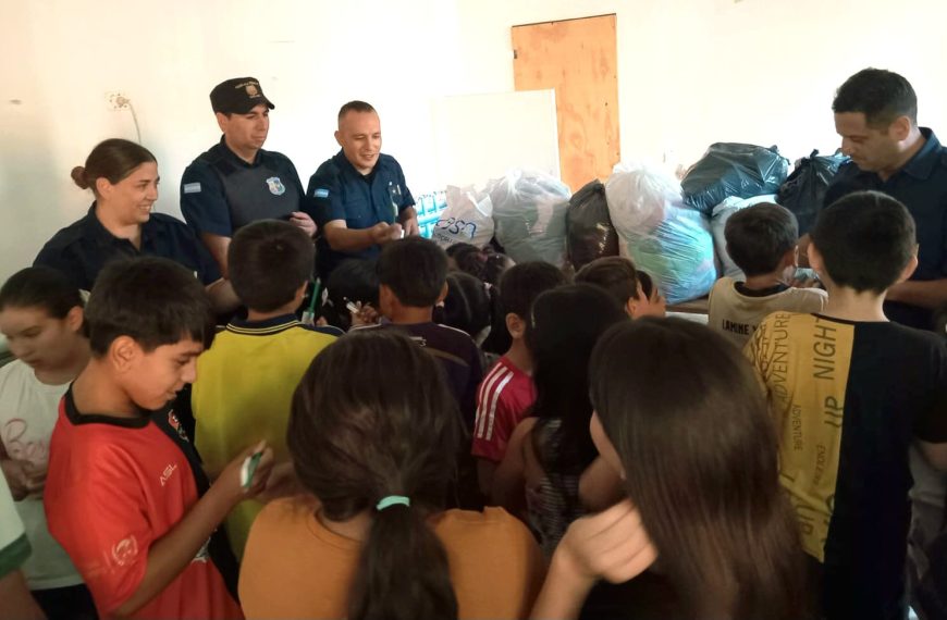 La Policía se adelantó al inicio de clases y entregó útiles escolares a los niños