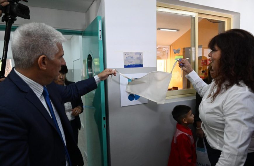El Gobernador visitó la escuela de El Trapiche e inauguró la primera sala de 3 años