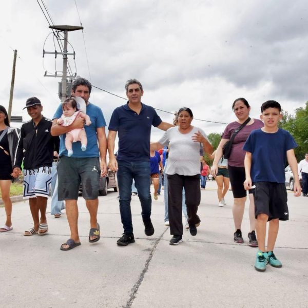 Los vecinos del barrio Monseñor Tibiletti recibieron al intendente Gastón Hissa