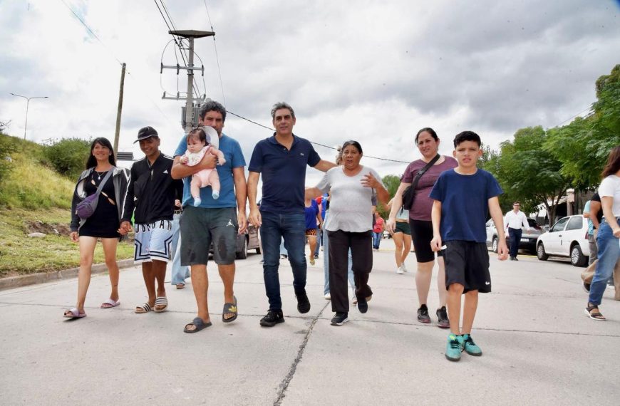 Los vecinos del barrio Monseñor Tibiletti recibieron al intendente Gastón Hissa