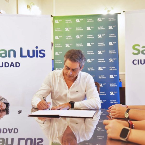 Gastón Hissa firmó la compra de nuevos contenedores para renovar el sistema urbano de higiene