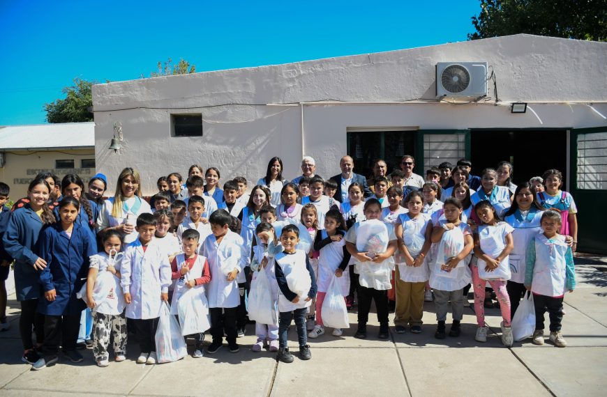 Más de 50 alumnos de Navia recibieron kits escolares y guardapolvos para iniciar las clases