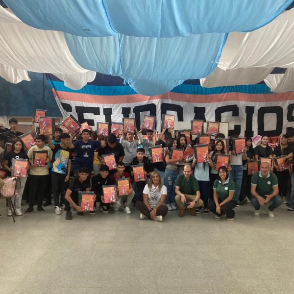 El Gobierno entregó kits y guardapolvos en la Escuela N°192 ‘Maestro Rural Puntano’