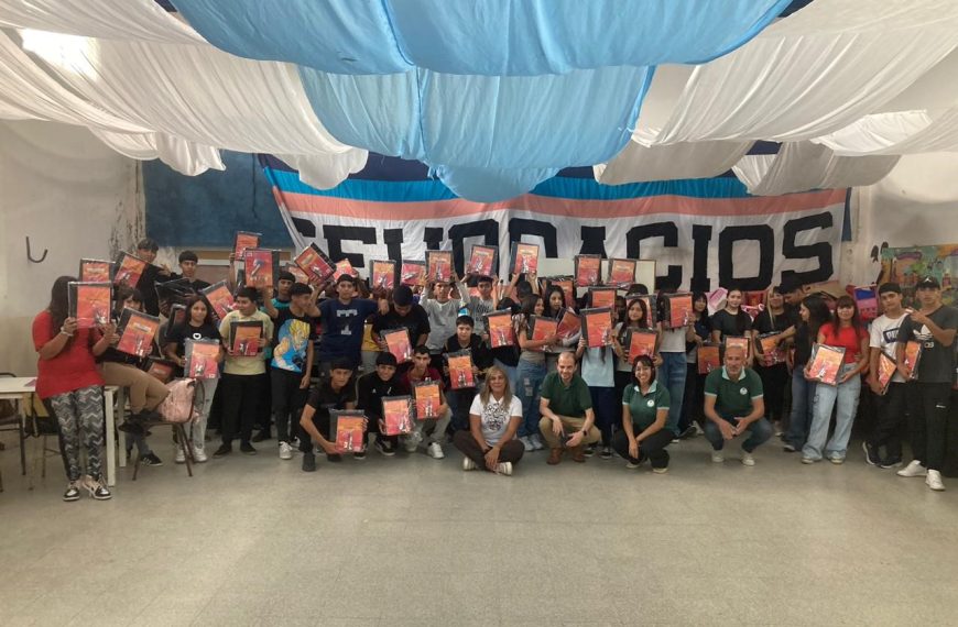 El Gobierno entregó kits y guardapolvos en la Escuela N°192 ‘Maestro Rural Puntano’