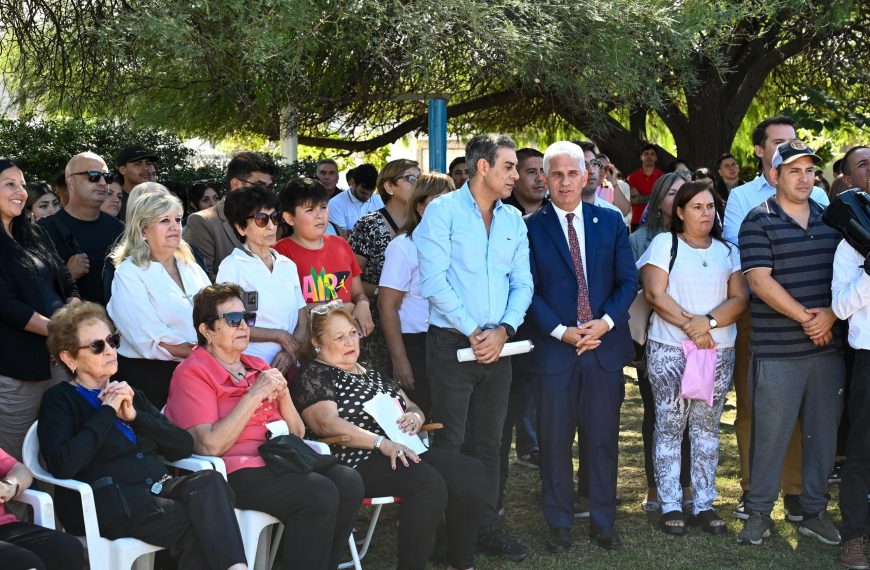 El plan ‘Iluminando tu Barrio’ desembarcó en la plaza central del barrio ‘Luz y fuerza’
