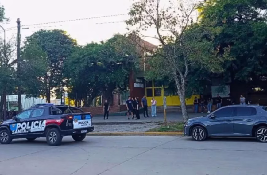 Un alumno entró armado a una escuela de Santa Fe y mató a un compañero