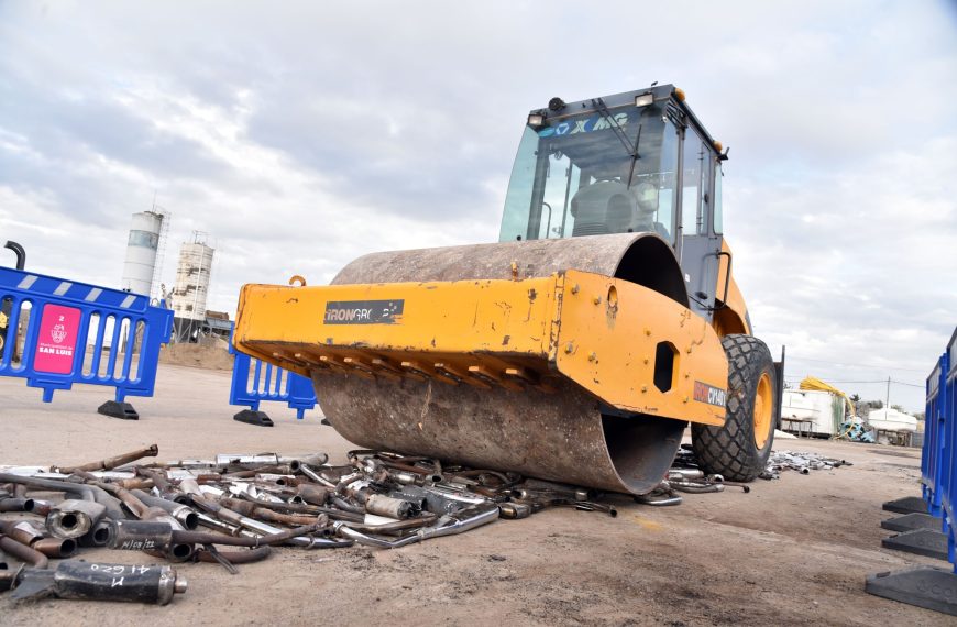Destruyen caños de escape adulterados para combatir el ruido urbano
