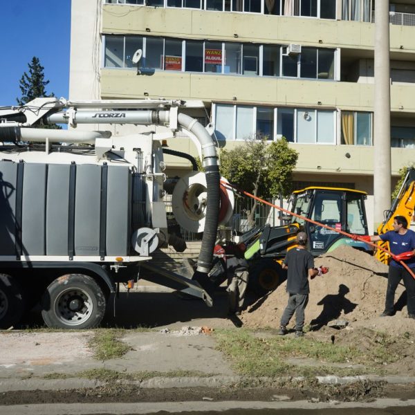 La municipalidad realiza trabajos de recambio de cañería en avenida Lafinur por desbordes cloacales
