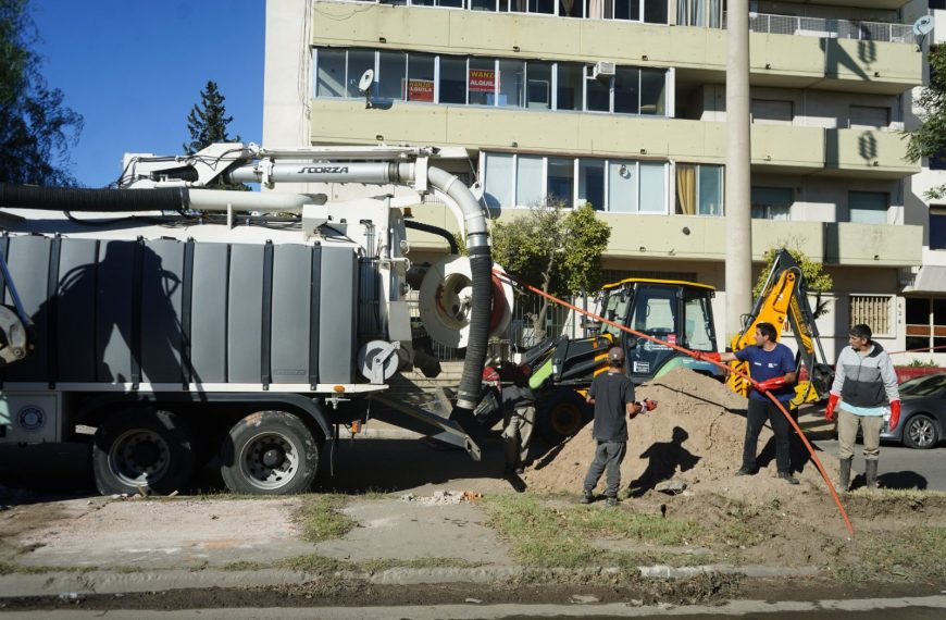 La municipalidad realiza trabajos de recambio de cañería en avenida Lafinur por desbordes cloacales