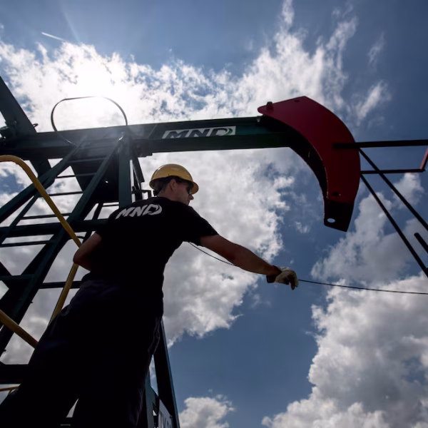 Se desploma el precio del petróleo tras el anuncio de la apertura del estrecho de Ormuz