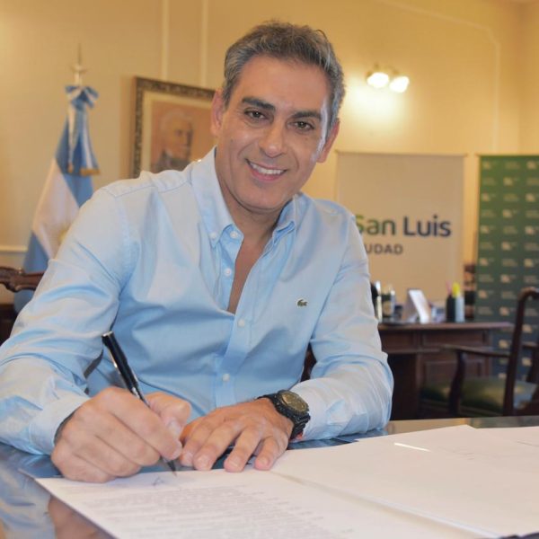 El intendente Hissa firmó dos decreto para el llamado a licitación para obras de pavimentación y la compra de un camión de recolección