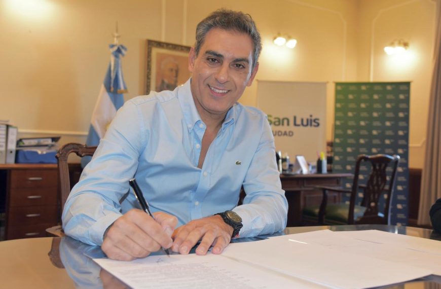 El intendente Hissa firmó dos decreto para el llamado a licitación para obras de pavimentación y la compra de un camión de recolección