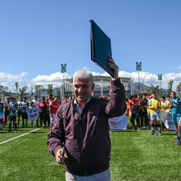 El Gobernador firmó la licitación para finalizar las obras en la Villa Deportiva