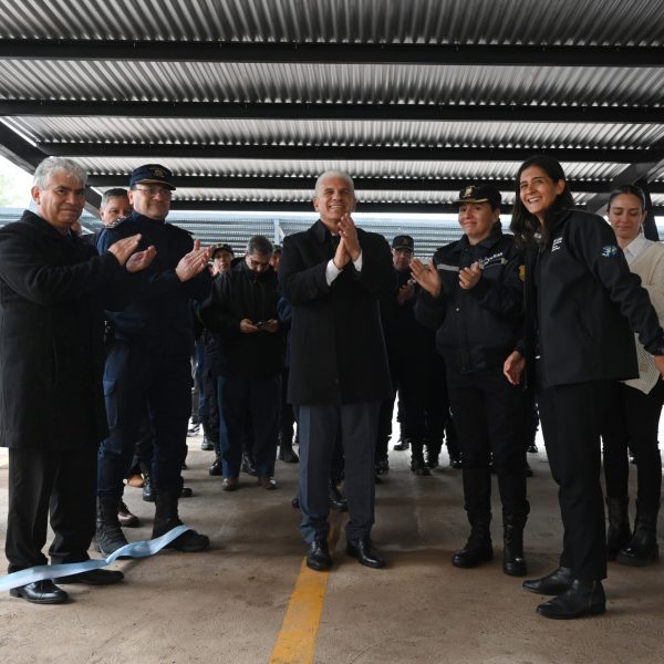 El Gobernador inauguró la puesta en valor de las cocheras y techos en la Jefatura de Policía