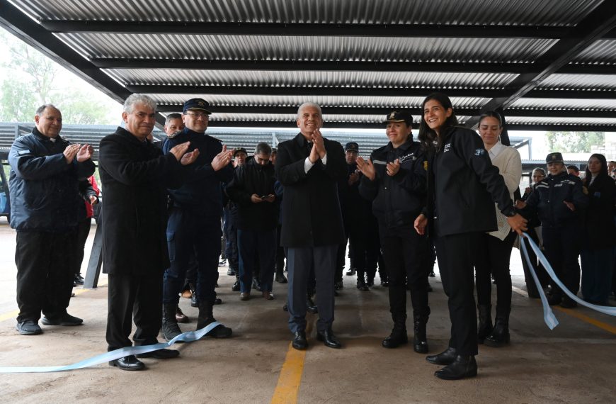 El Gobernador inauguró la puesta en valor de las cocheras y techos en la Jefatura de Policía