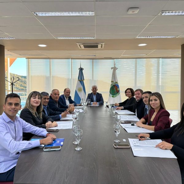 El Gobierno renovó acuerdos con ocho municipios e invertirá más de $700 millones en obras públicas 