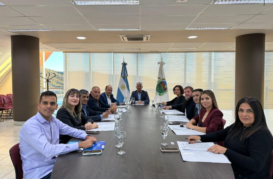 El Gobierno renovó acuerdos con ocho municipios e invertirá más de $700 millones en obras públicas 