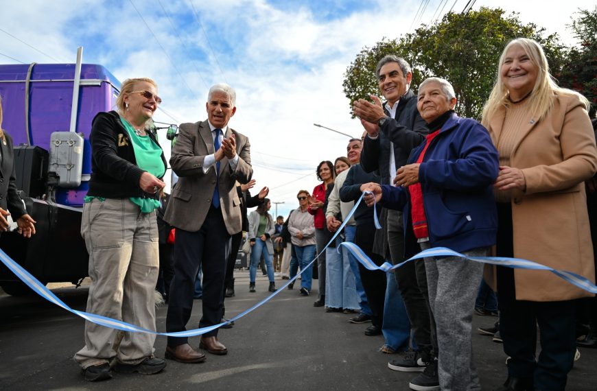 Poggi acompañó a los vecinos del barrio Portal de la Aguada en el estreno de nuevo pavimento
