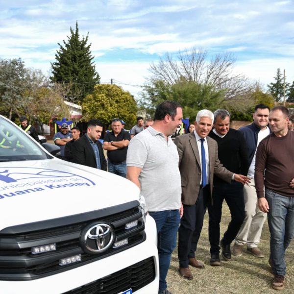 Poggi participó de la renovación de una plaza y la presentación de camionetas de la flota municipal de Juana Koslay
