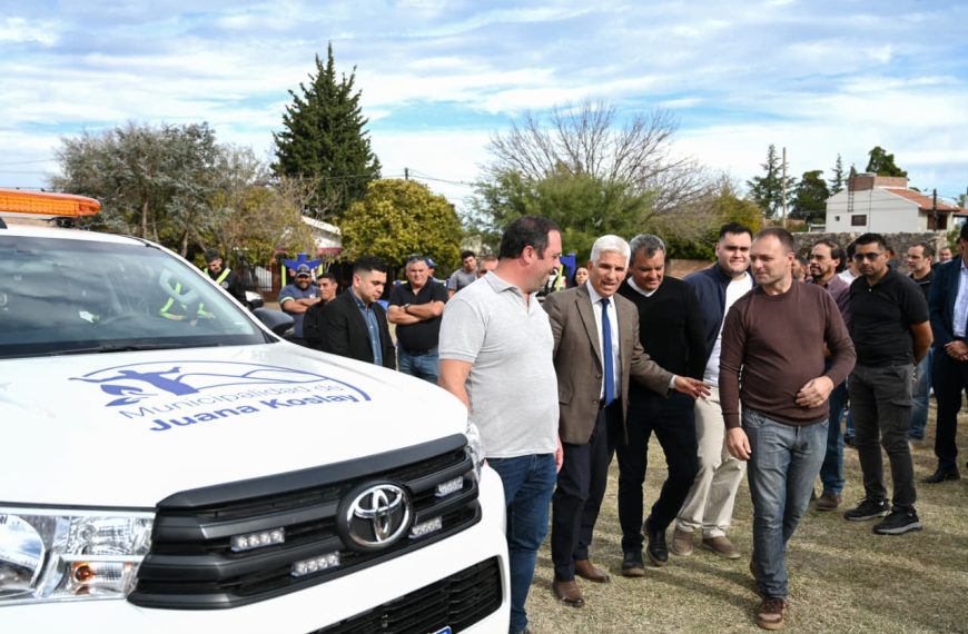 Poggi participó de la renovación de una plaza y la presentación de camionetas de la flota municipal de Juana Koslay
